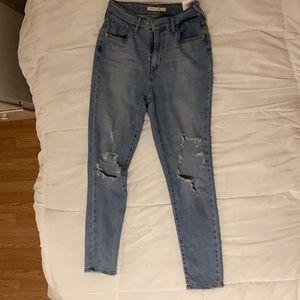 These are the 721 high rise skinny jeans from Levi’s super cute and stylish